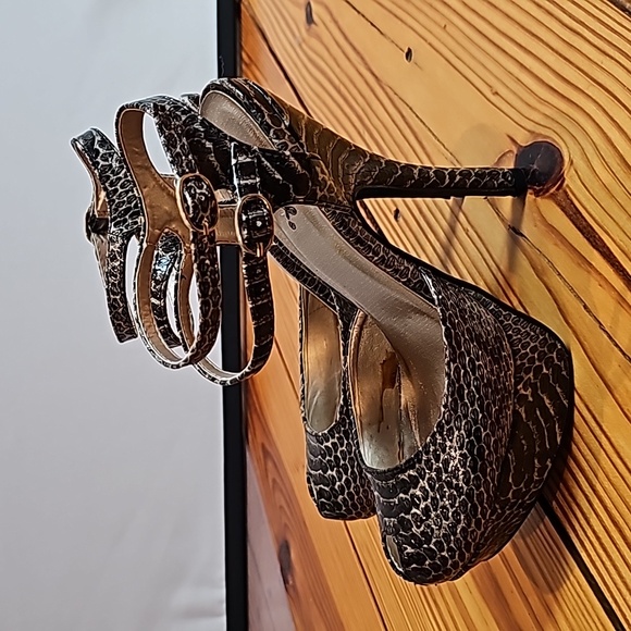 Women's Size 7, Peeptoe Platform Heel, Black & Gray Snakeskin - Picture 3 of 9